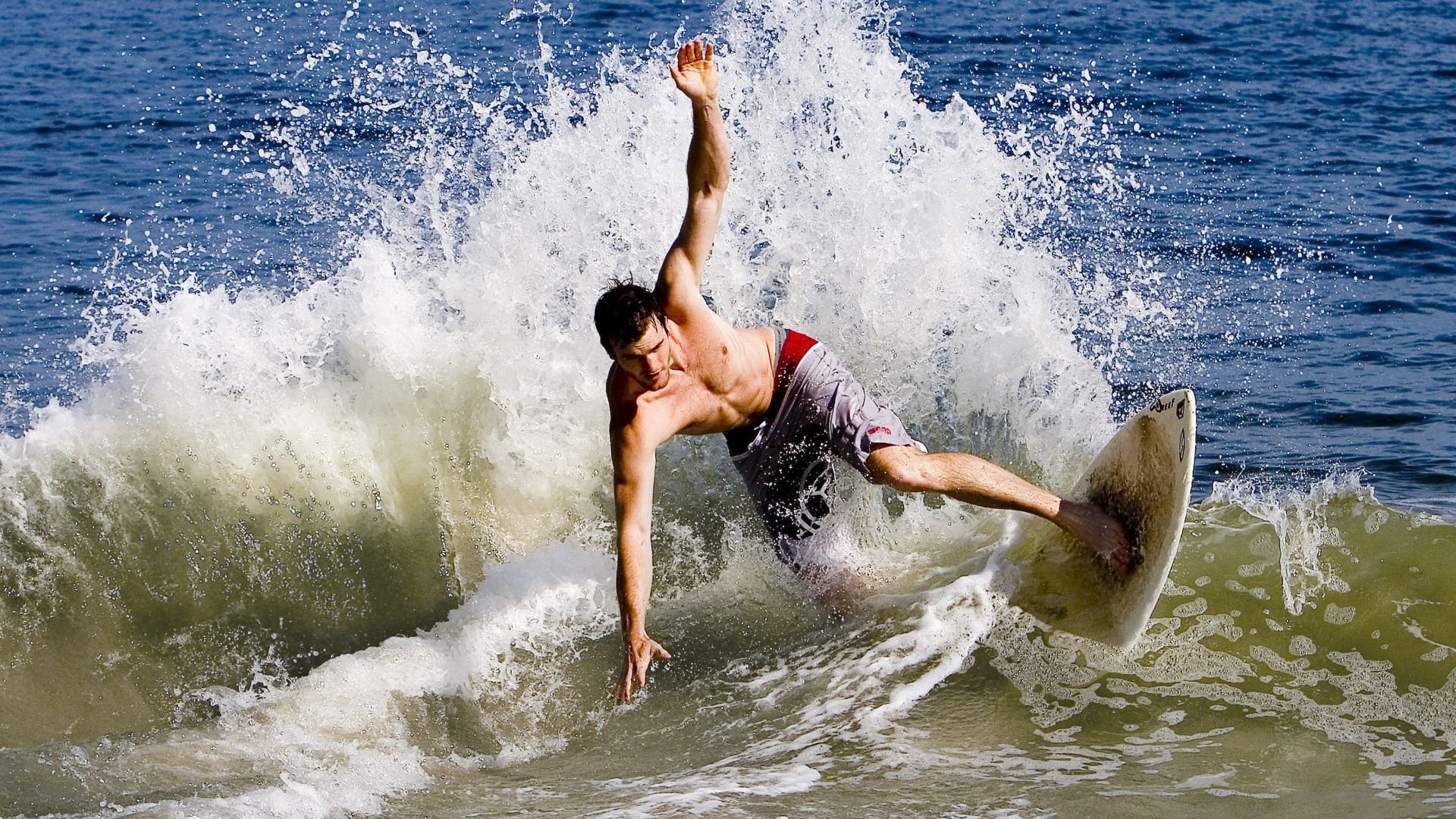 国际足球赛事中球员们努力奋斗，为胜利而战，国际足联对足球运动员规划规则