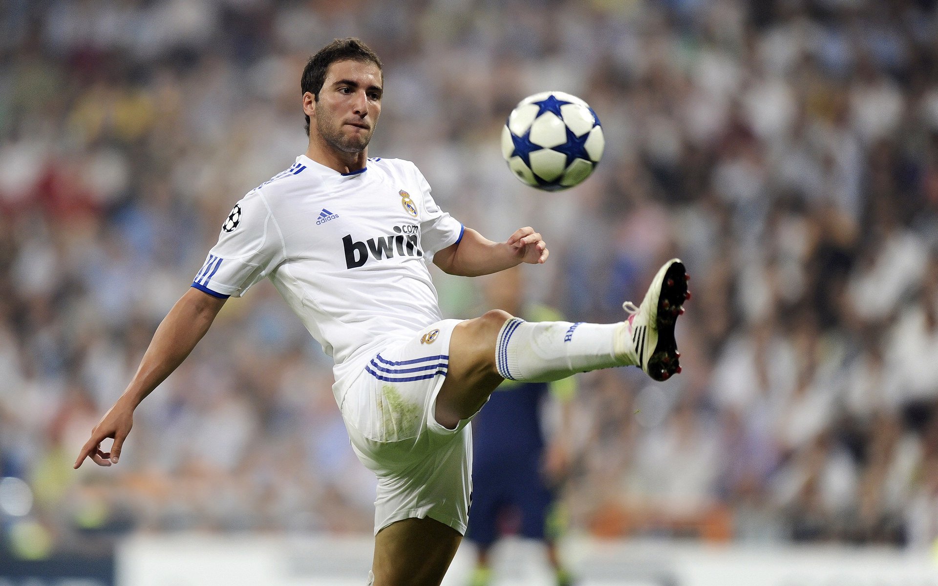 尤文图斯取胜保持领先，卫冕势头强劲，尤文图斯精彩集锦